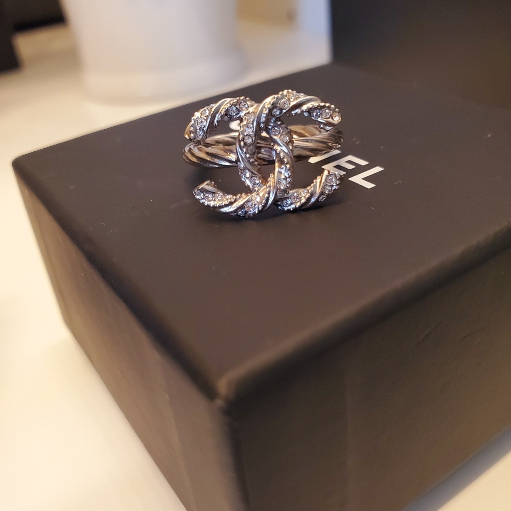 SOLD ✈️ Authentic Chanel Twist CC Logo Ring - Picture 6 of 9